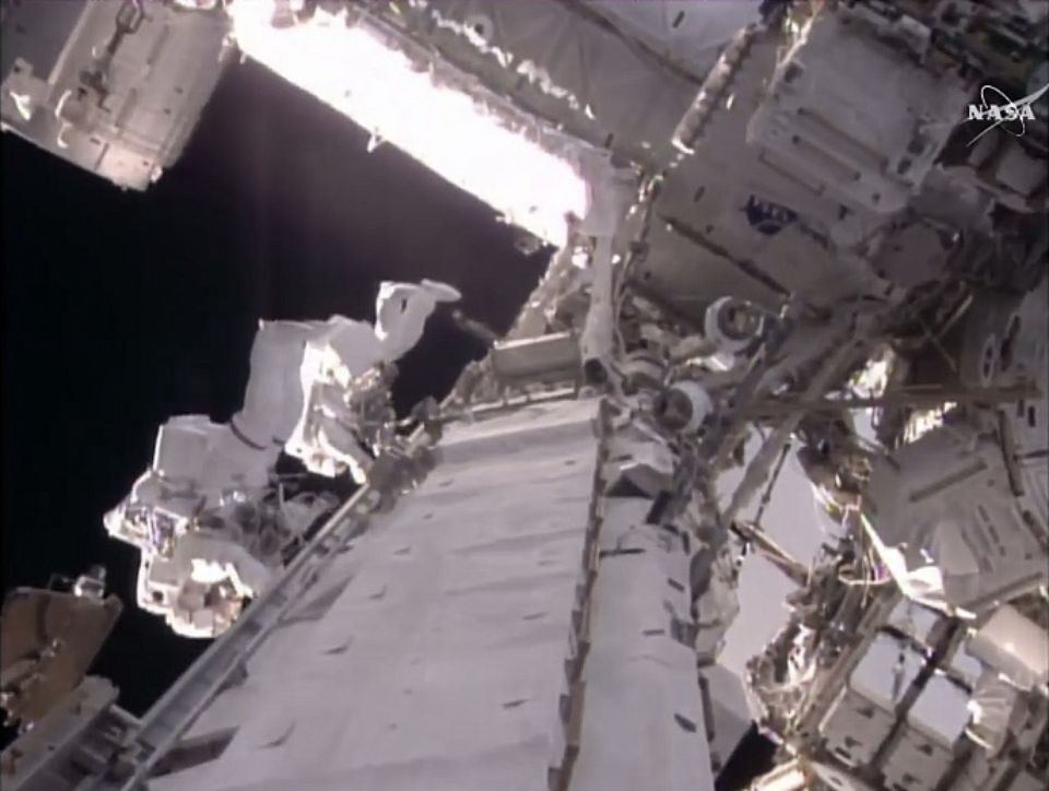 T. Pesquet et S. Kimbrough font une sortie dans l'espace © NASA