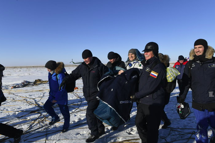 Paolo Nespoli escorté en dehors de la capsule © ESA